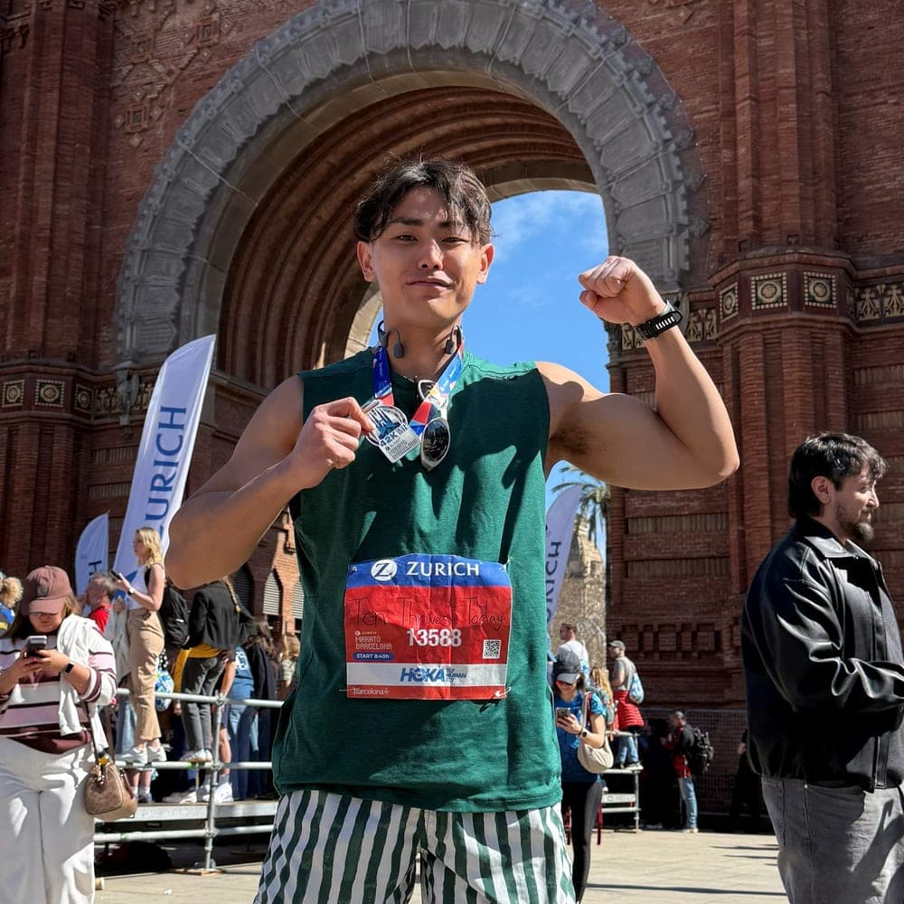 Ten Takeda, co-founder of KAVE, holding his medal at the finish of the Barcelona marathon